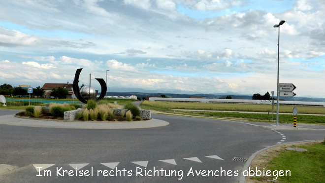 Im Kreisel rechts Richtung Avenches abbiegen