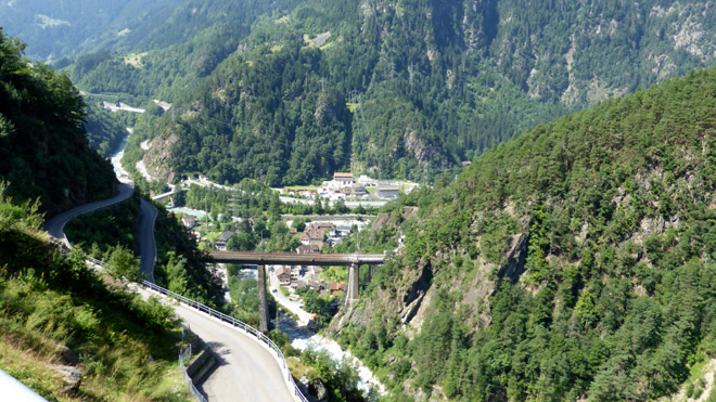 Blick ins Tal, Bahn, Strasse, Technik!