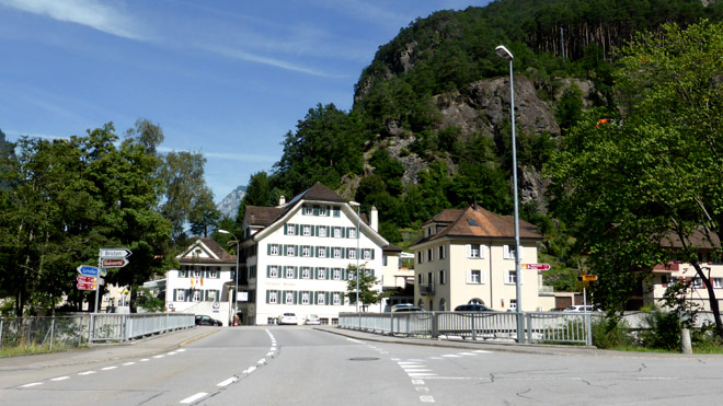 Dem weissen / braunen Wegweiser Richtung Bristen / Maderanertal folgen