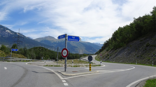 Dem Wegweiser Val d'Anniviers folgen