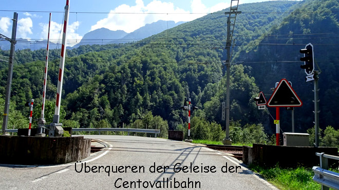 Überquerung des Bahngeleises der Centovallibahn