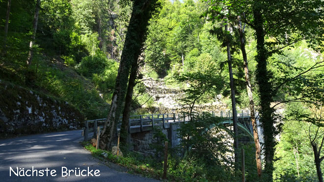 Hoch oben über die nächste Brücke