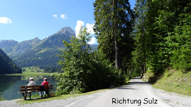 Dem See entlang Richtung Sulz