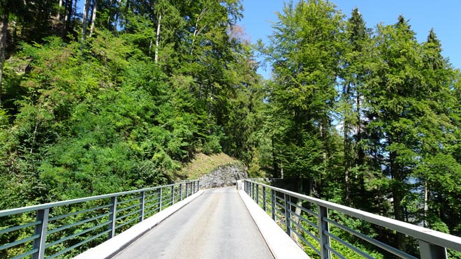 Über die Brücke mit Blick hinunter ins Tal