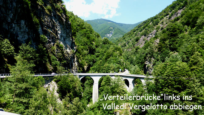 Verteilerbrücke, nach links ins Tal Valle di Vergelotto abbiegen