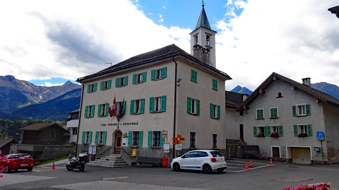 Casa comunale Osco mit Wegweiser