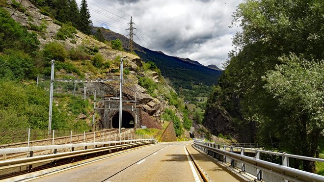 Gotthardstrasse und Bahntunnel der SBB Richtung Bellinzona