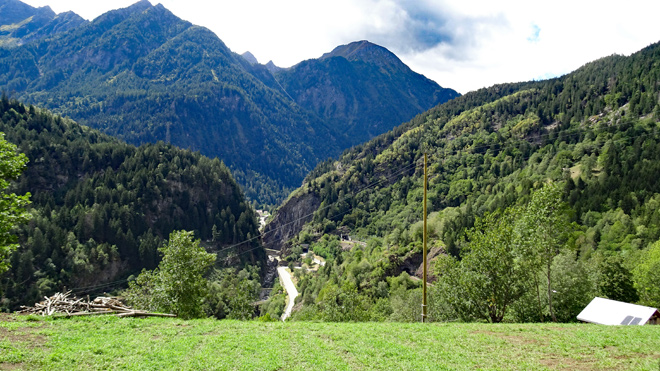 Blick ins Tal Richtung Rodi-Fiesso, Gotthardautobahn