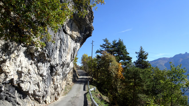 Unterwegs auf schmaler Strasse Richtung Chiboz