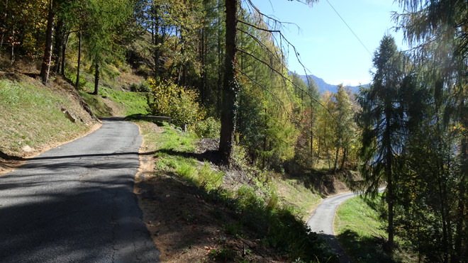 Unterwegs auf schmaler Strasse Richtung Chiboz