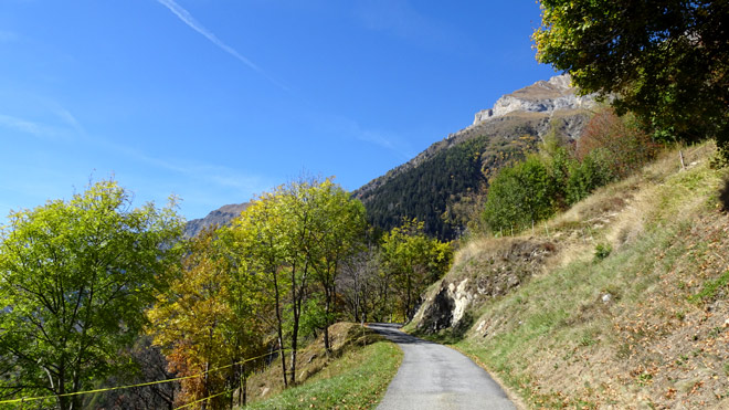Unterwegs auf schmaler Strasse Richtung Chiboz