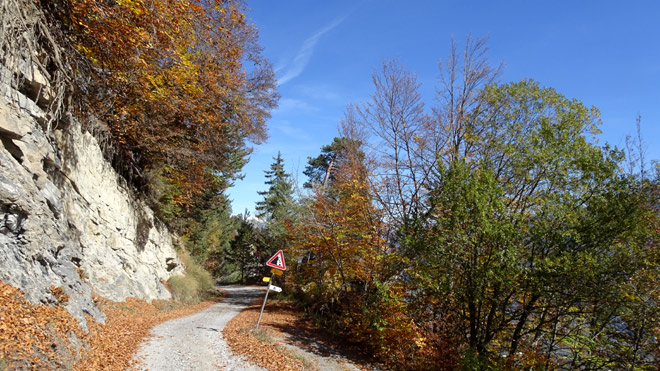 Auf der Naturstrasse unterwegs