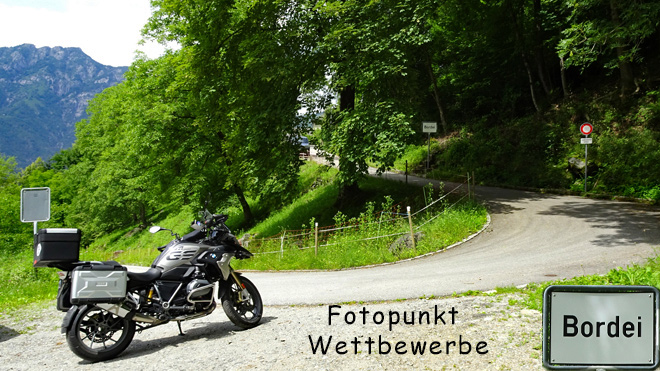 Parkplatz,Fotopunkt Wettbewerbe mit Ortsschild Bordei