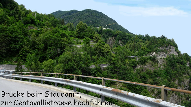 Brücke beim Staudamm, zur Centovallistrasse hochfahren