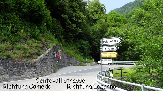 Eintreffen auf die Centovallistrasse, nach links Richtung Camedo; nach rechts Richtung Locarno