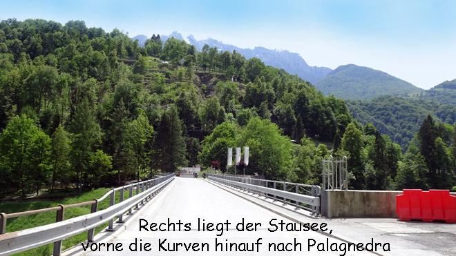 Brücke, rechts liegt der Stausee, vorne die Haarnadelkurven hinauf nach Palagnedra