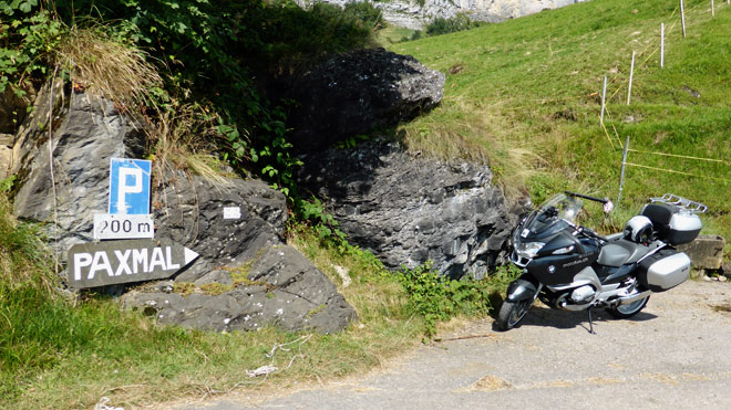 Abzweig nach rechts als Fahweg zum Parkplatz und Fussweg Richtung Paxmal