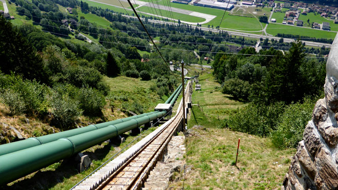 Blick talwärts, Geleise, Druckleitungen