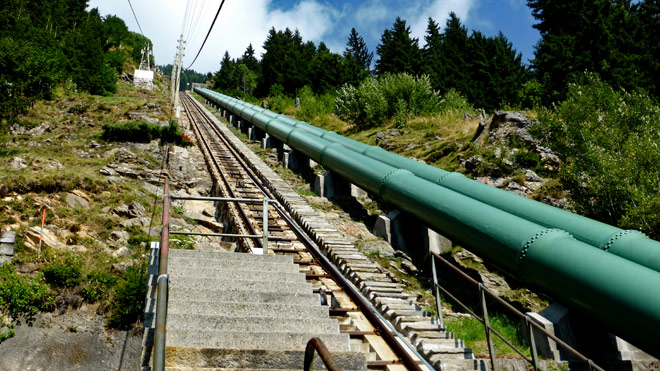 Blick bergwärts, Geleise, Druckleitungen