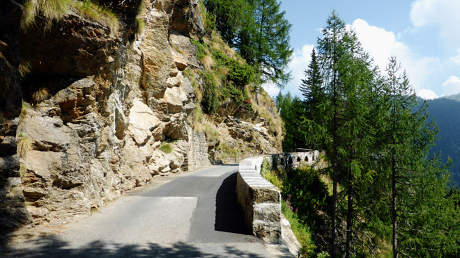 Bergwärts Richtung Staumauer Ritom