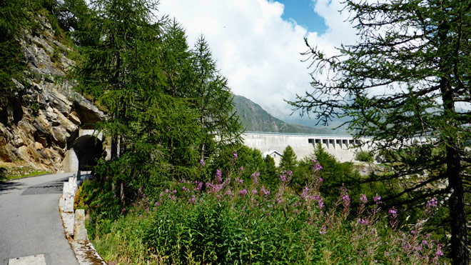 Staumauer Ritom in Sicht
