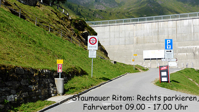 Ankunft bei der Staumauer. Rechts parkieren. Fahrbeschränkung beachten