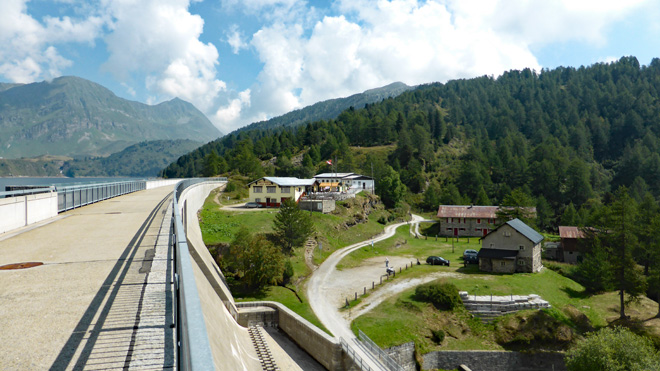 Auf der Staumauer, Blick Richtung Restaurant