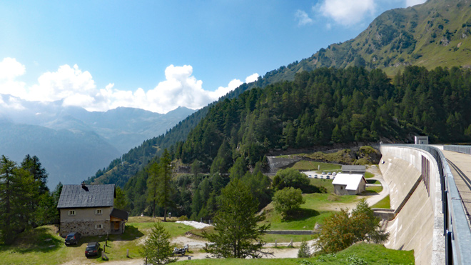 Auf der Staumauer, Blick Richtung Parkplatz