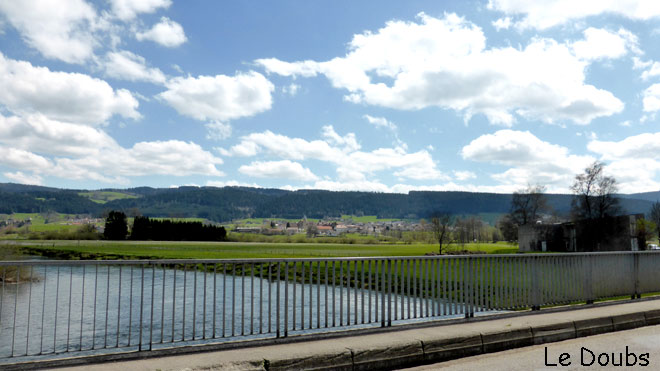 Ausgangs Morteau überquerst du den Doubs
