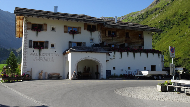 Hotel und Restaurant Walserhuus mit Postautostation, 1859 m.ü.M.
