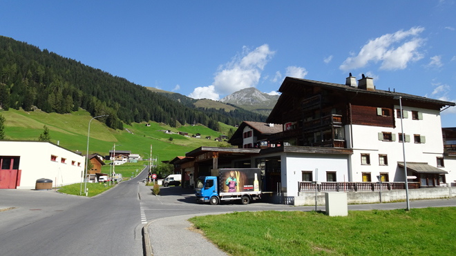 Richtung Hauptstrasse, Barriere der Rhb