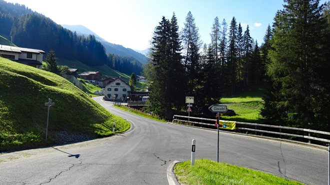 Nach links Richtung Davos Mühle fahren