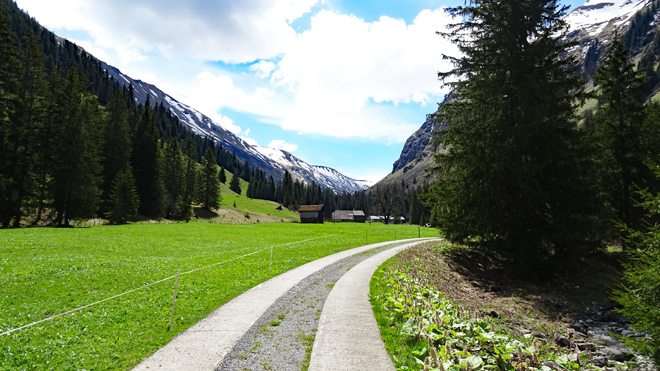 ... und später eine Bauernstrasse: Links und rechts Beton, in der Mitte Kies und ev.Gras