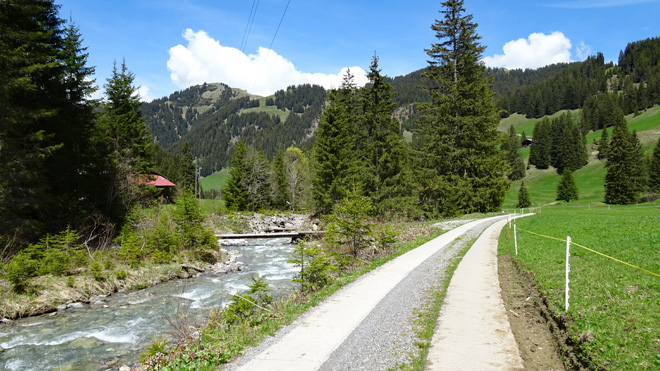 Rückfahrt auf dem Betonband dem Turpachbach entlang