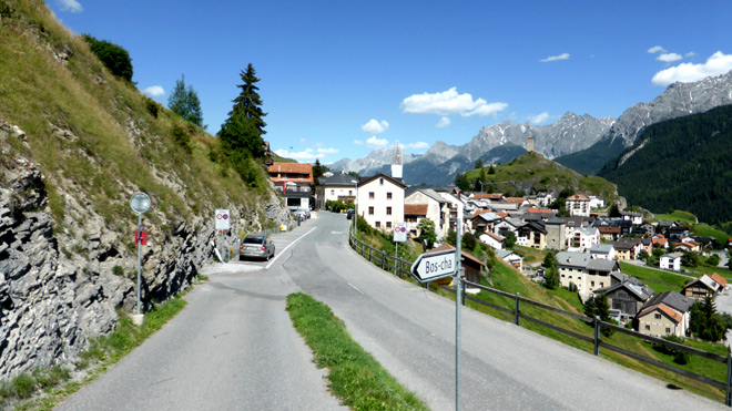 Eintreffen auf die Strasse ins Dorf Ardez