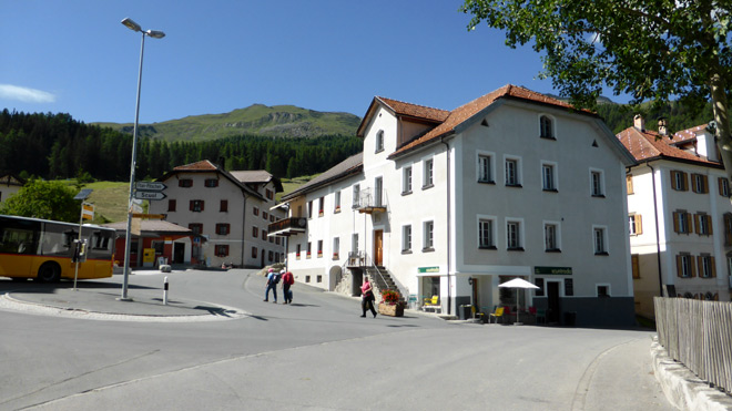 Dem weissen Wegweiser nach Scuol folgen