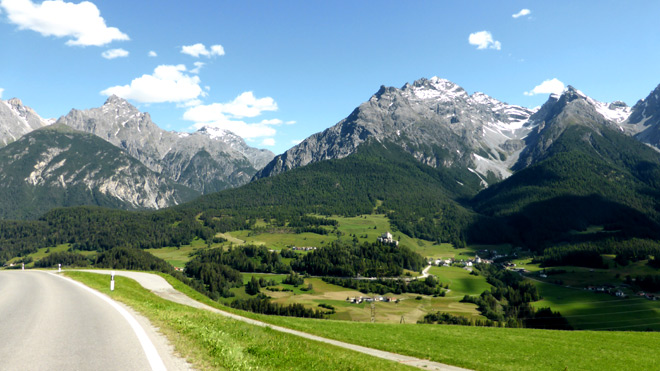 Blick hinüber zum Schloss Tarasp