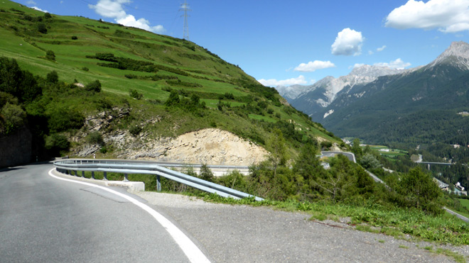 Fahrt hinunter nach Scuol, rechts die Brücke hinüber nach Vulpera