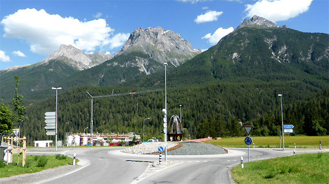 Beim Kreisel 3. Ausfahrt Richtung Sent abbiegen