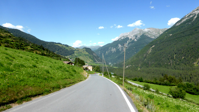 Fahrt hinunter zur Hauptstrasse nach Grusch