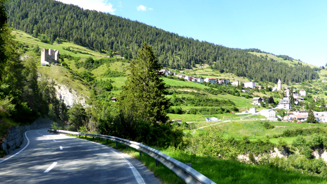 Auf der Hauptstrasse Richtung Ramosch