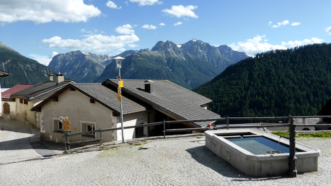 Dorfbrunnen in Vnà