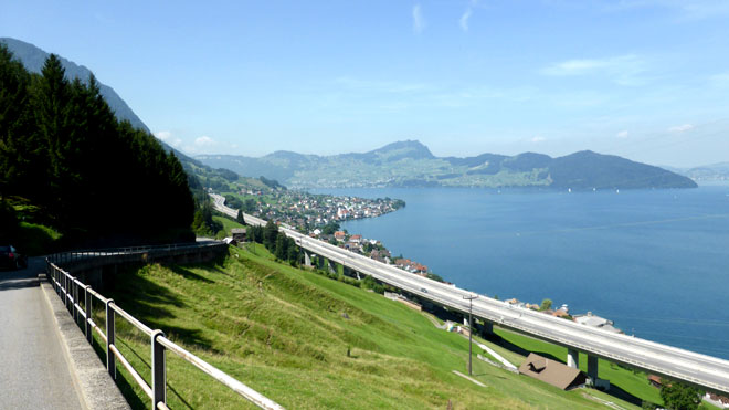 Fahrt hinunter nach Beckenried, Kunstbauten der Gotthardautobahn