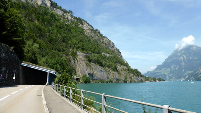 Dem Urnersee entlang bis zur Abzweigung Isenthal fahren