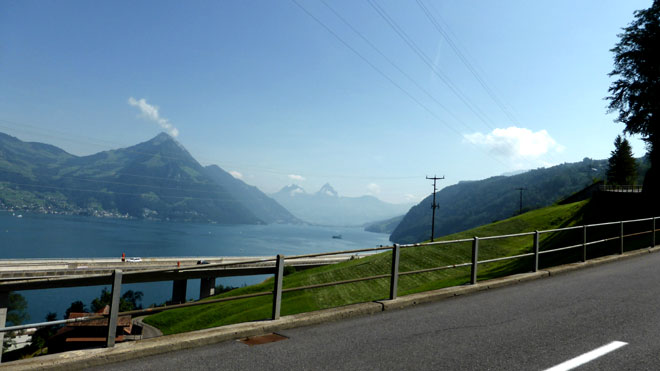 Links die Gotthardautobahn, Richtung Seelisberg
