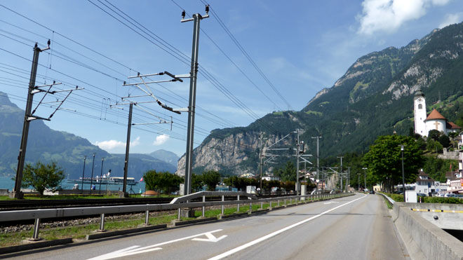 Flüelen am Urnersee. Durchfahre das schmucke Dorf und biege in die Axenstrasse ein