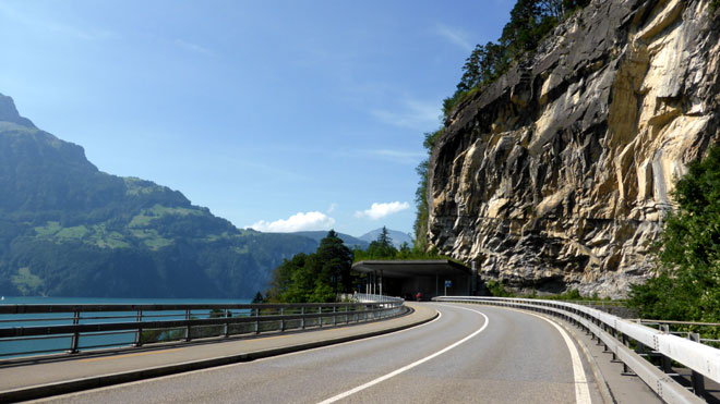 Auf der Axenstrasse Richtung Gersau