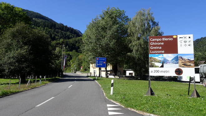 Ausgangs Olivone in Richtung Lukmanier: Rechts nach Campo Blenio, Luzzone abbiegen