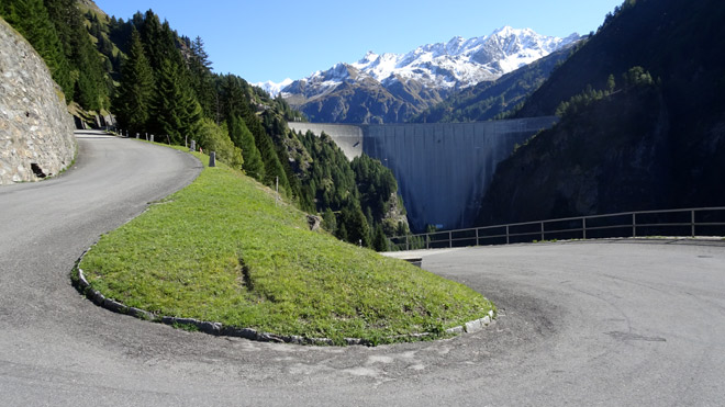 Richtung Staumauer Lago Luzzone