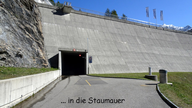 ... in die Staumauer